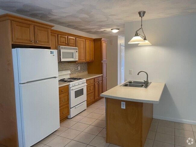 Building Photo - Newly Renovated Townhouse Style Condo For ...