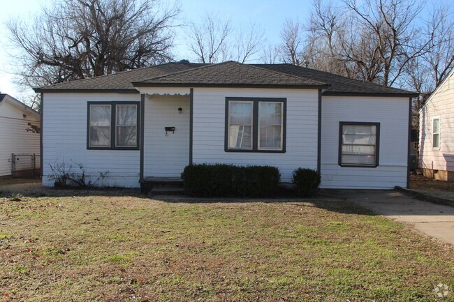 Building Photo - 2 bed, 2 Living areas! Close to Tinker Rental