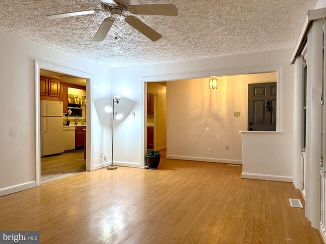 Photo - 905 W Poplar Rd