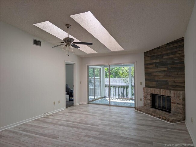 Photo - 8291 SE Croft Cir Unidad M8