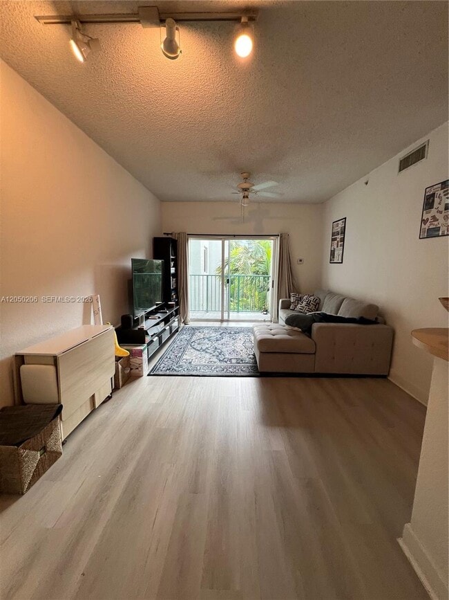 Building Photo - 6001 SW 70th St Unit 421