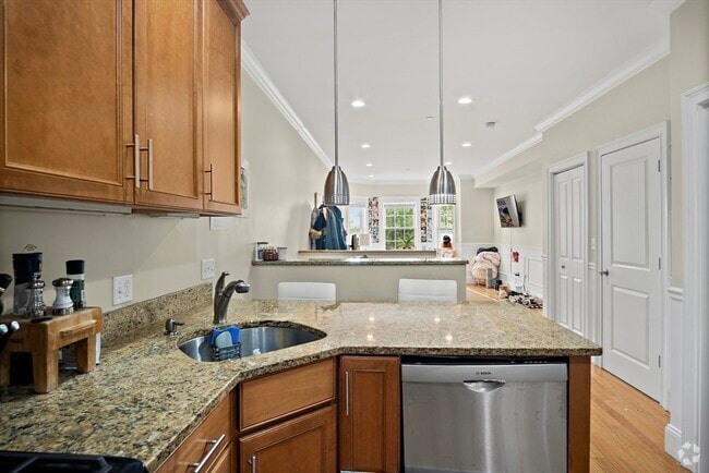 Building Photo - 1422 Columbia Rd Unit 1 Rental