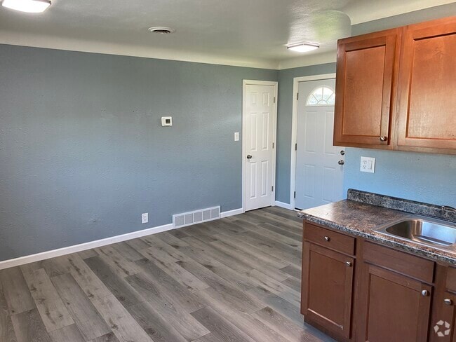 Building Photo - 504 1/2 S Shawnee St Unit S Shawnee St Rental