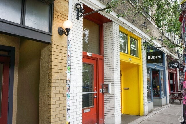 Building Photo - Spacious Vintage 1-Bed with Exposed Brick,... Unit 04 Rental