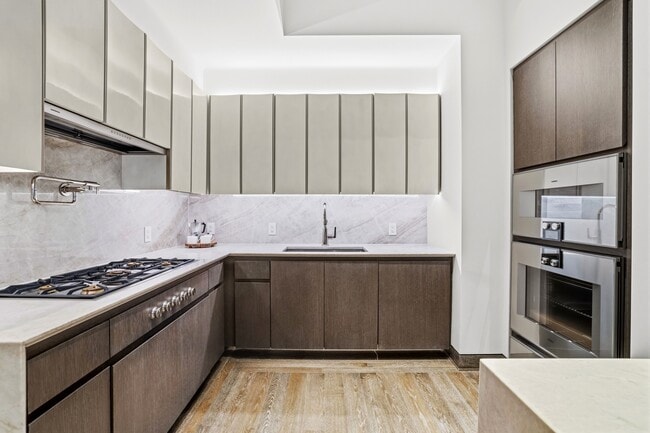 Photo - 111 W 57th St