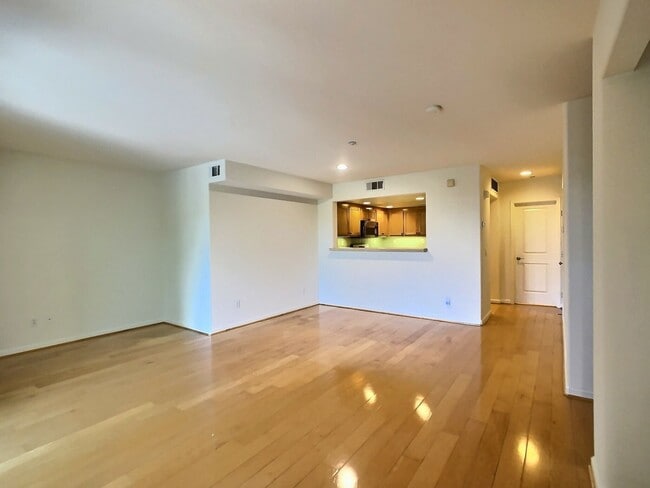 Building Photo - 2 Bedroom Townhouse in Southwest San Jose with Garage