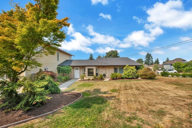 Comfortable 3BR/2BA Home in Kent – Fenced Backyard & Deck