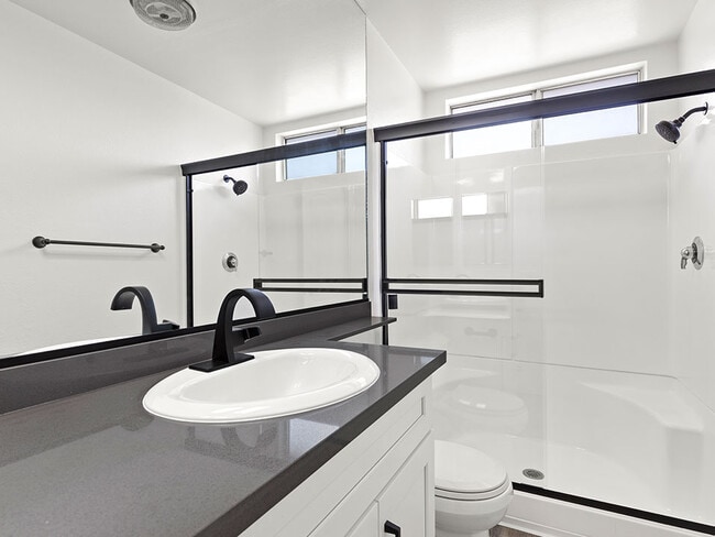 Con un estilo moderno baño con ducha y bañera.