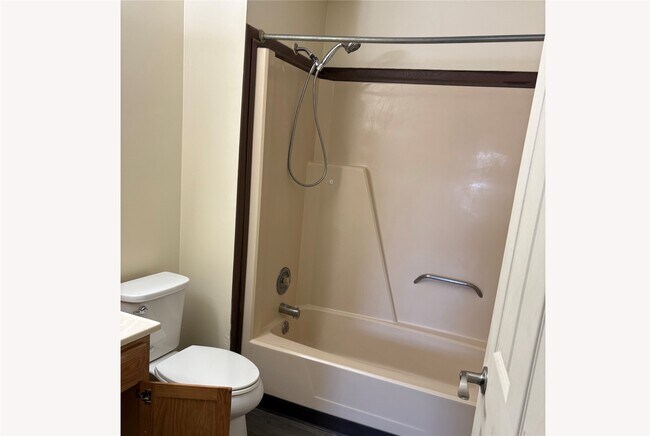 Photo - 631 W Sycamore St