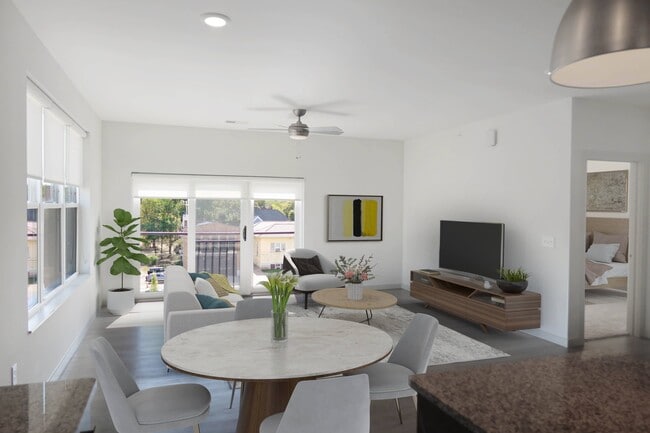 Amplias áreas de estar con pisos estilo madera, ventiladores de techo y mucha iluminación natural. - Madamore