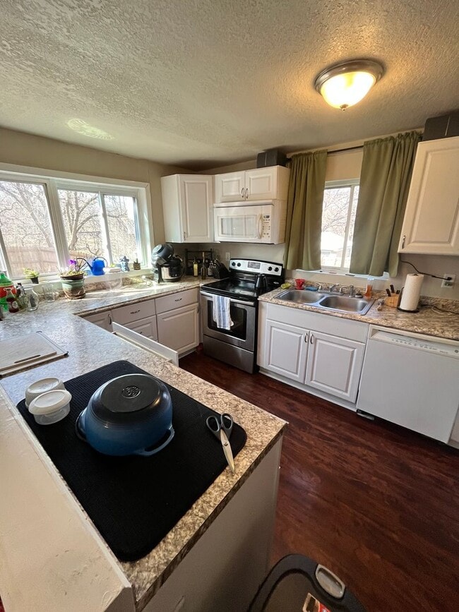 Photo - Stunning 4 Bed Home West of Drake