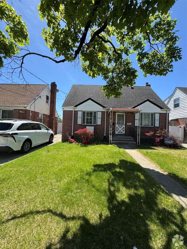 Building Photo - 76-16-76270 270th St Rental