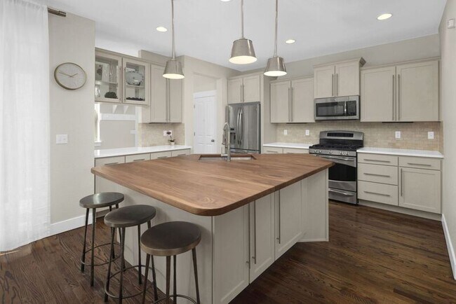 Photo - 3675 Willow St