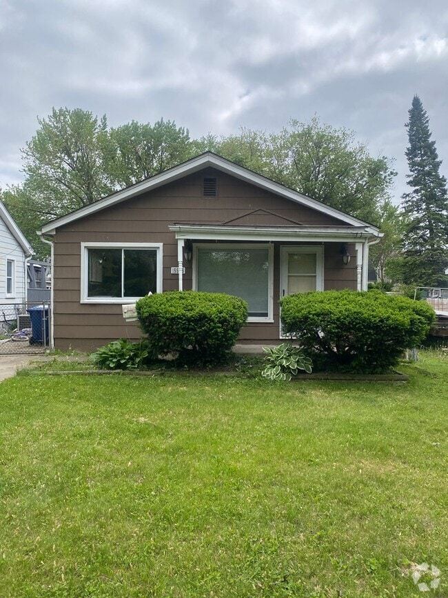 Building Photo - Newly painted 3 bedroom 1 bathroom bi-leve... Rental