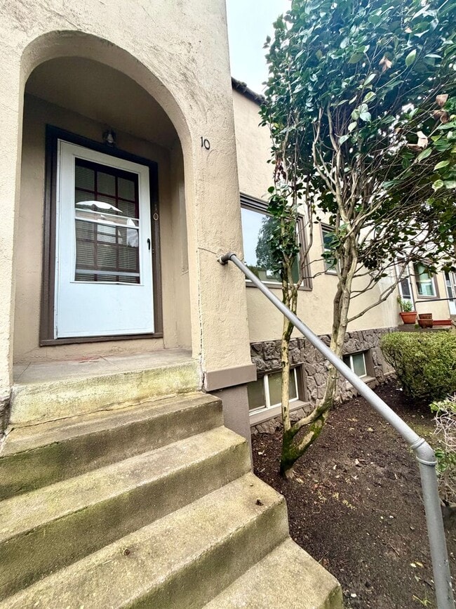 Building Photo - Cozy Buckman Charmer~ Quick Access to Big City Amenities~ Onsite Laundry~ Fur Babies Welcome! Unit 10