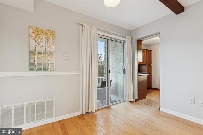 Photo - 720 Willow St Unidad B