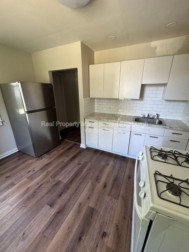 Photo - 126 Earl St