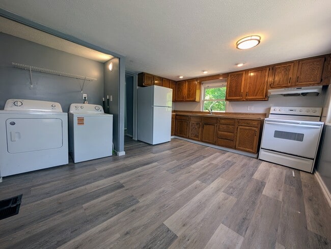 Photo - 6109 Billtown Rd