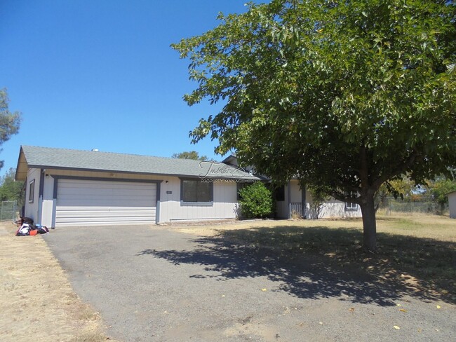3 Bedroom Home in Country Setting - 3 Bedroom Home in Country Setting