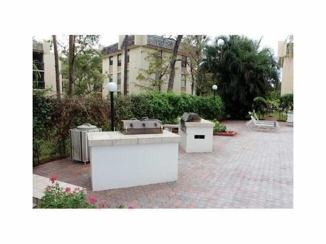 Photo - 8433 Forest Hills Dr Unidad 201 Rental