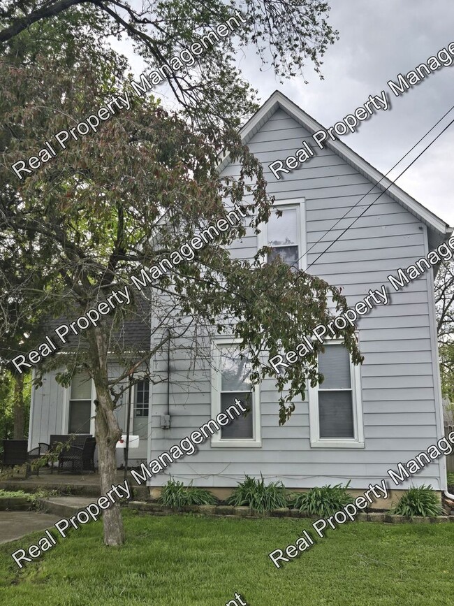 Building Photo - Three Bedroom with Oversized Garage