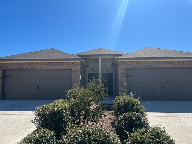 Building Photo - Luxury 3/2 Duplex in Seguin, Texas