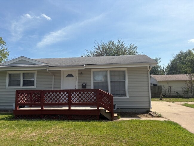 Building Photo - 2 Bedroom / 1 Bath House & bonus room