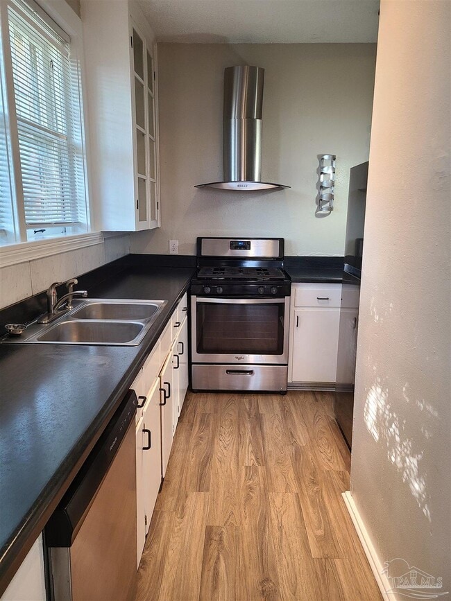 Photo - 112 W La Rua St