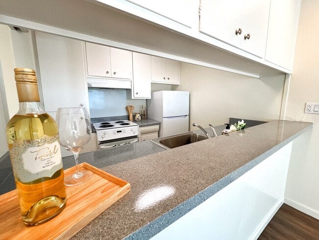 Bar top - 3633 Colegrove Apartments