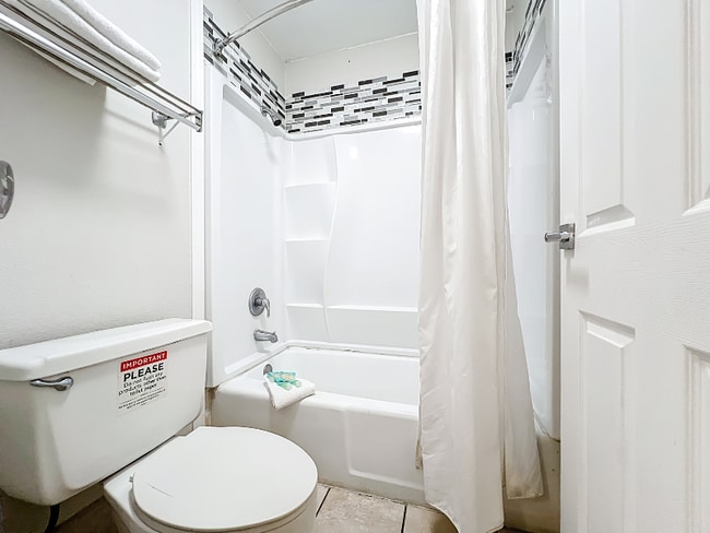 Photo - 4645 N Socrum Loop Rd Unidad King Room