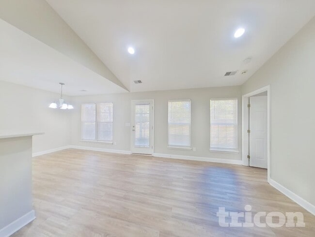 Photo - 124 Bathurst Ln