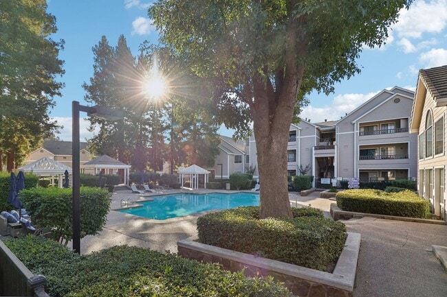 Crossing at Riverlake Apartments