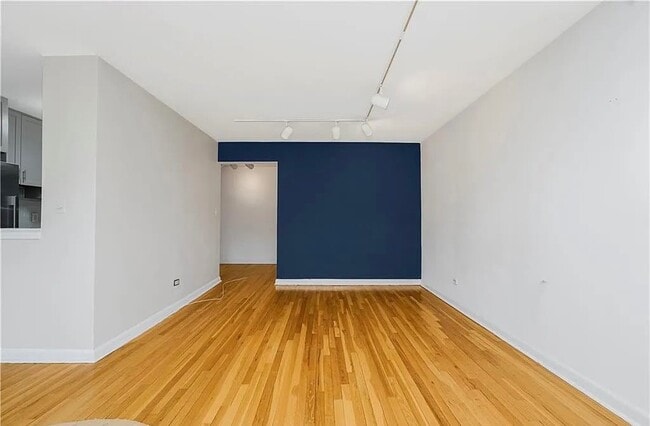 Photo - 350 Richmond Ter