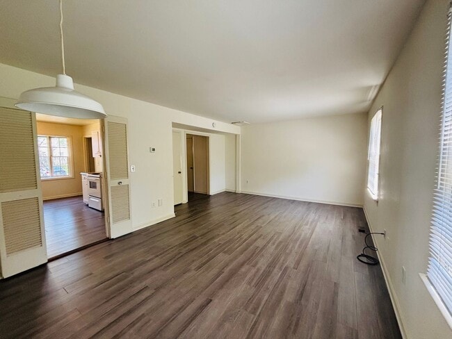 Photo - 105 Sherwood Ct