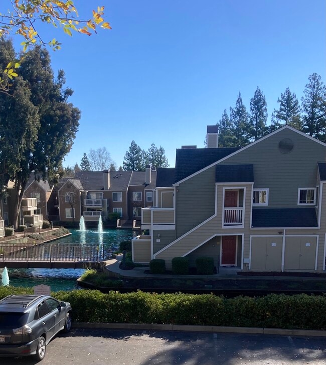 Building Photo - 100 Reflections Dr Unit 21