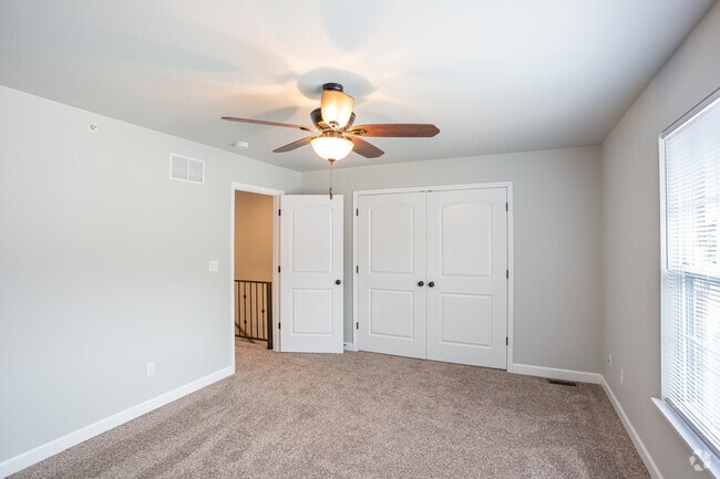 2BR, 1,5BA - 1300 SF