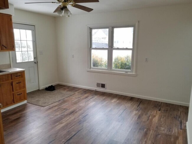 Photo - 304 Beech Spring St