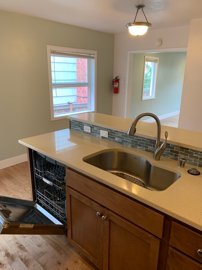 Cocina con lavavajillas - 5211 Fauntleroy Way SW