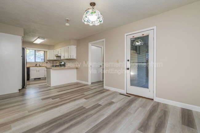 Photo - 1913 S Broadway Ave