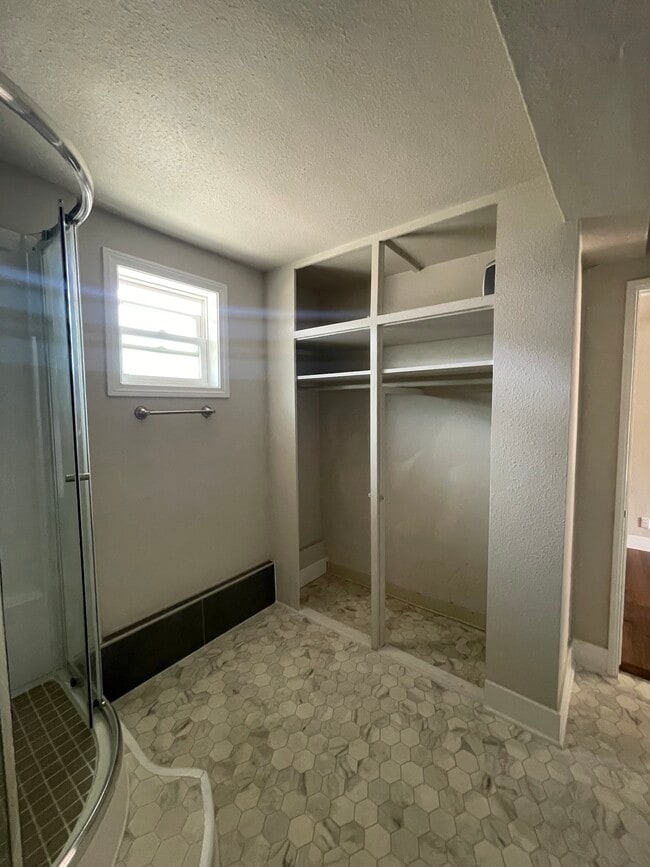 4400 N Lakewood Blvd Unit 4400 - B - STUDIO APT