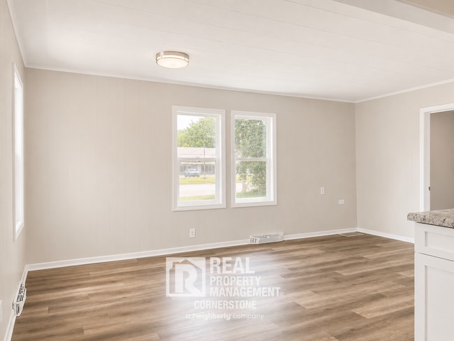 Photo - 3 Bedroom Home with Huge Yard & Great Natural Light