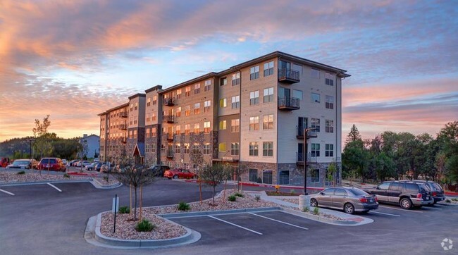 Building Photo - Lookout on Cragmor | Student Housing Rental