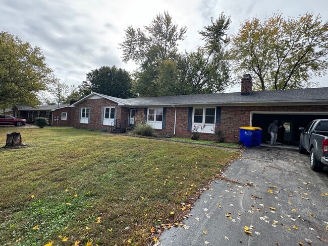 Building Photo - 519 Meadowlawn Dr