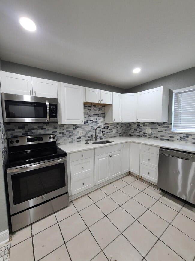 Photo - 1634 W 9th St