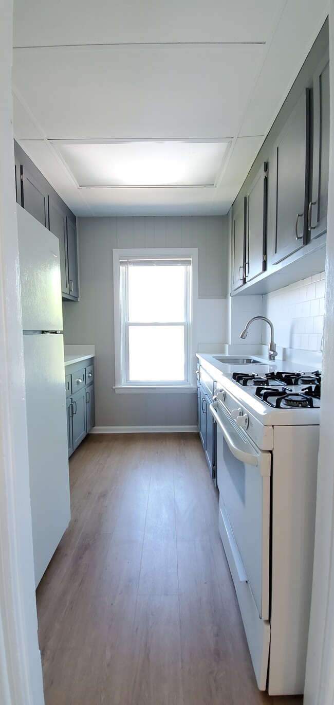 Building Photo - 1124 Bedford St Unit #3