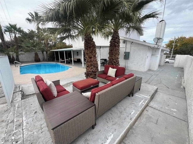 Building Photo - 2419 E Vegas Valley Dr