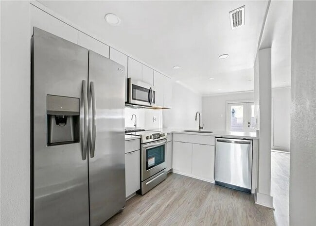 Building Photo - 2bedr 2bath Conveniently located in the Village Unit 3655