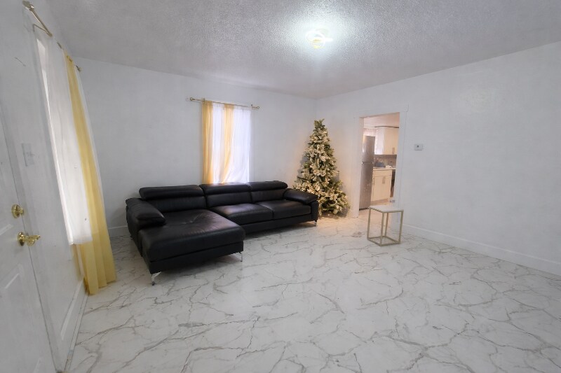 Photo - 307 E Oak St