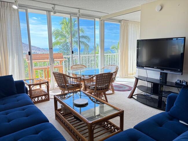 Building Photo - One Bedroom Makaha Valley Towers Unit 423 Rental