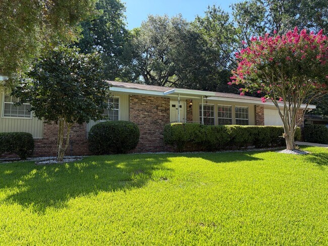 Building Photo - 1301 Bonnie Dr
